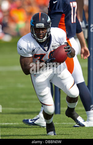 Englewood, Colorado, Stati Uniti d'America. 27 Luglio, 2013. Denver Broncos RB MONTEE SFERA, passa attraverso RB trapani durante il Training Camp a valle Colomba sabato mattina. Credito: Hector Acevedo/ZUMAPRESS.com/Alamy Live News Foto Stock