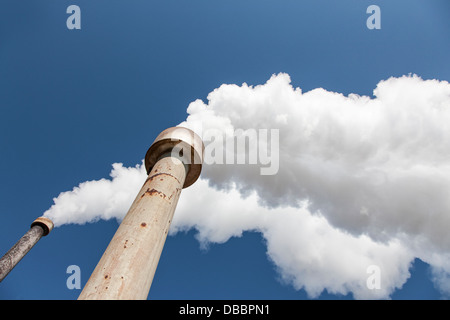 Enormi quantità di fumo proveniente da una fabbrica Foto Stock