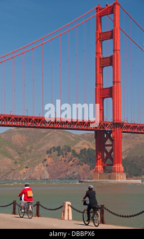 I ciclisti sul Golden Gate Promenade, San Francisco, California Foto Stock