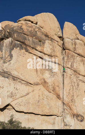 Una scalata su roccia uomo porta doppia croce arrampicata nel parco nazionale di Joshua Tree Foto Stock