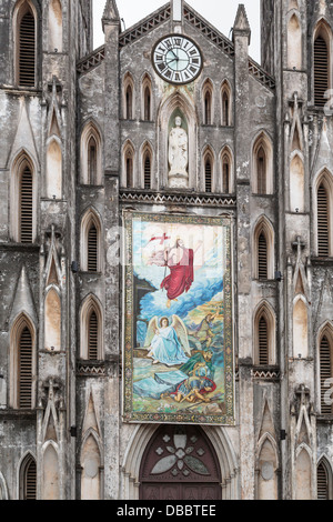 La facciata esterna del San Giuseppe cattedrale nel centro di Hanoi, Vietnam, in Asia. Foto Stock