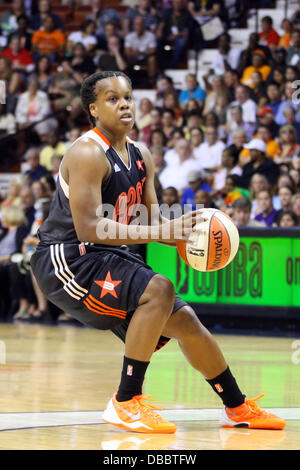 Uncasville, Connecticut, Stati Uniti d'America. 27 Luglio, 2013. Eastern Conference guard Epiphanny Prince (10) del Chicago Sky in azione durante il 2013 WNBA All-Star Game al Mohegan Sun Arena. La Western Conference sconfitto est 102-98. Anthony Nesmith/CSM/Alamy Live News Foto Stock