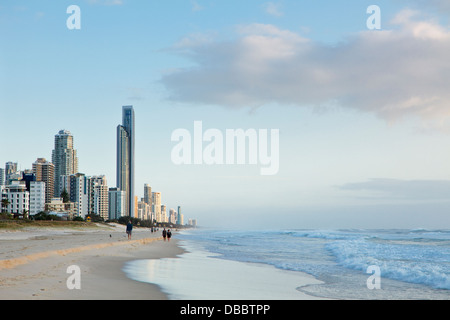 Alba vista della spiaggia e dello skyline della città a Surfers Paradise. La Gold Coast, Queensland, Australia Foto Stock