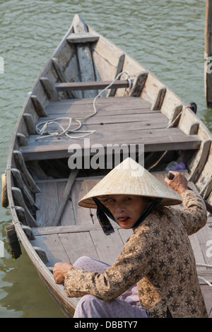 Donna, denti macchiati da betel dado, in barca su Thu Bon River accanto a Hoi An, Quang Nam, Vietnam, sud-est asiatico Foto Stock