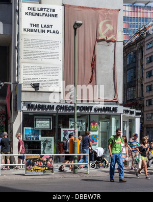 Haus am Checkpoint Charlie Wall Museum e ultima bandiera del Cremlino al posto di frontiera Checkpoint Charlie, Friedrichstrasse, Berlino Foto Stock