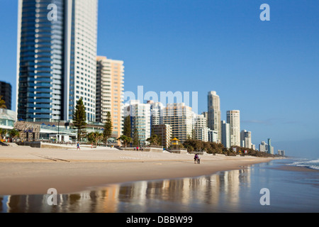 Spiaggia e dello skyline della città a Surfers Paradise. La Gold Coast, Queensland, Australia Foto Stock