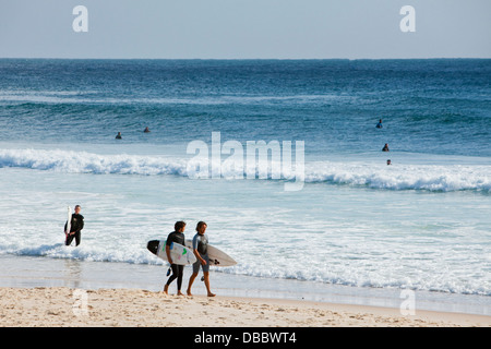 Surfisti sulla spiaggia a Burleigh Heads. La Gold Coast, Queensland, Australia Foto Stock