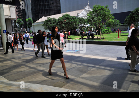 Occupato ora di pranzo in Raffles Place Central Business District Singapore Foto Stock