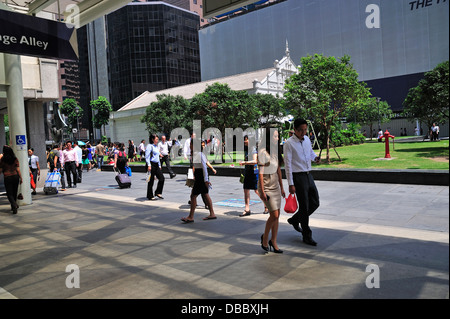 Occupato ora di pranzo in Raffles Place Central Business District Singapore Foto Stock