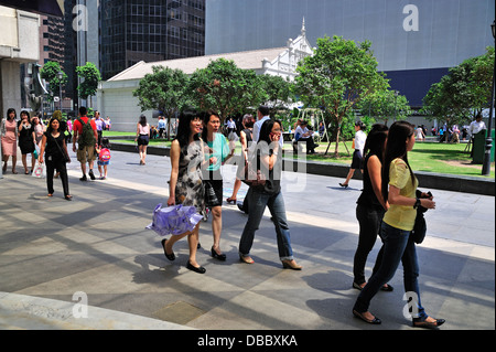 Occupato ora di pranzo in Raffles Place Central Business District Singapore Foto Stock