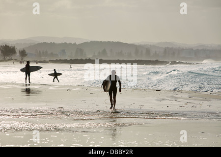 Surfers su Greenmount Beach. Coolangatta, Gold Coast, Queensland, Australia Foto Stock