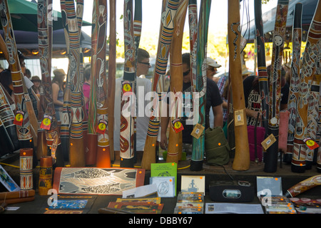 Mendil Beach Sunset Markets,Darwin,Northern Territory,Australia con stalla vendita di didgeridoo aborigeni sviluppati da persone aborigene Foto Stock