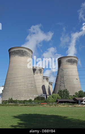 Ferrybridge C power station nel West Yorkshire, Regno Unito. Il 8, 115m di altezza delle torri di raffreddamento sono i più grandi del loro tipo in Europa Foto Stock