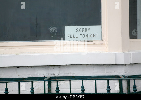Siamo spiacenti ma completo stasera firmare in bed and breakfast finestra Lowestoft Suffolk in Inghilterra Foto Stock