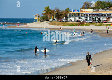 Surfisti a Rainbow Bay. Coolangatta, Gold Coast, Queensland, Australia Foto Stock