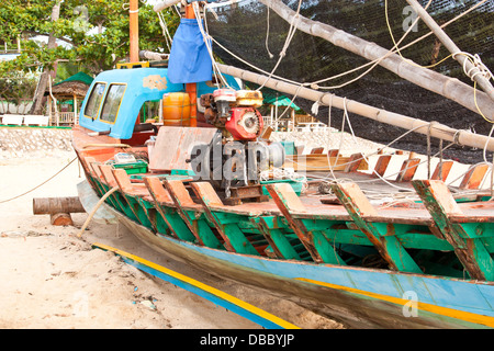 Barche da pesca che sono in attesa di essere riparato. Foto Stock