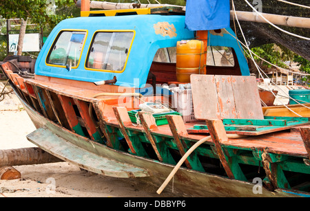 Barche da pesca che sono in attesa di essere riparato. Foto Stock