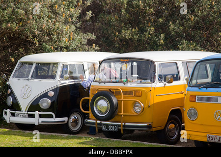 1960 'volkswagen kombi camper furgoni a Palm Beach, Sydney, Australia Foto Stock