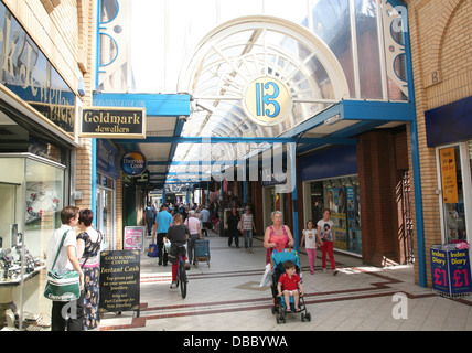 Persone Britten shopping center Lowestoft, Suffolk, Inghilterra Foto Stock