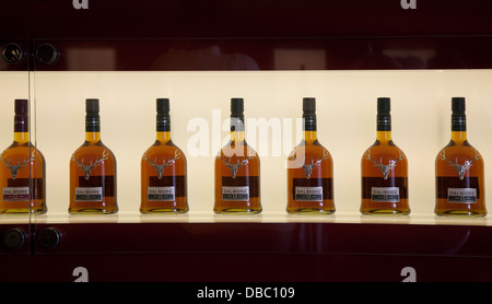 Dalmore Whisky bottlesm dalla distilleria di Alness, Scozia, situata a circa 20 miglia (32 km) a nord di Inverness, Regno Unito Foto Stock