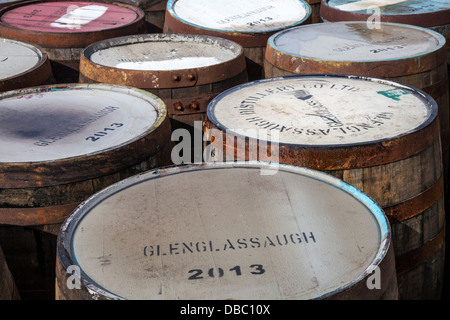 Pile di Whisky di barili, vecchio, legno,, malto, vintage, whiskey, rovere in distilleria Glenglassaugh Visitor Center, Banffshire, Grampian Scotland Regno Unito Foto Stock