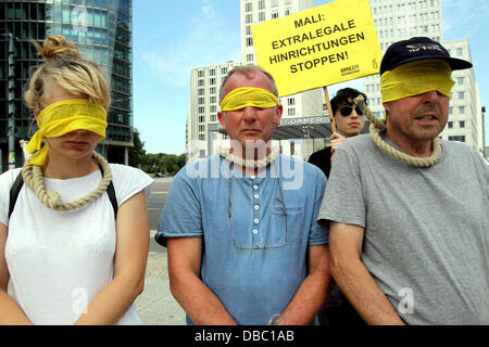 Gli attivisti di Amnesty International protesta per sollevare la consapevolezza per la situazione nel Mali e l'elezione federale entro il paese a Potsdamer Platz a Berlino, Germania, 28 luglio 2013. Amnesty International intende aumentare la consapevolezza per la preoccupante situazione del paese in materia di diritti umani, in particolare la crescente quantità di esecuzioni capitali nel paese africano e Dell'ovest. Foto: WOLFGANG KUMM Foto Stock