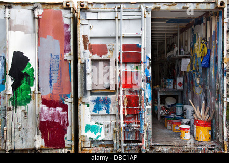 Daubs vernice su pittori capannone  grunge spruzzi di vernice blot gocce sparse le gocce cadute, MacDuff RIPARATORI DI NAVI, Scotland, Regno Unito Foto Stock