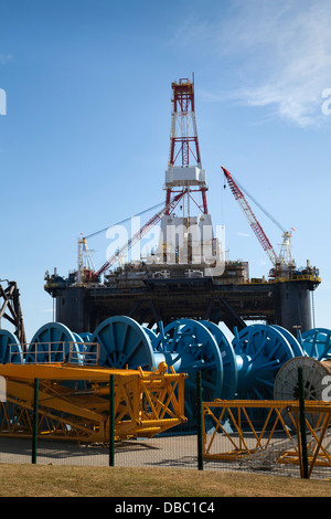 Sedco 712 Rig di proprietà di Transocean Inc. Semisub un impianto di perforazione a Invergordon, Cromarty Firth, Scotland, Regno Unito Foto Stock