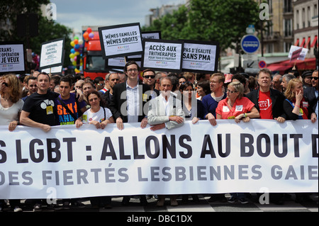 Il sindaco di Parigi Bertrand Delanoe unisce gay di attivisti per i diritti di prendere parte al Pride Parade di Parigi, Francia. Foto Stock