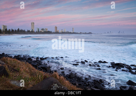 Vista lungo la costa al crepuscolo, visto da Burleigh Heads. Burleigh capi, Gold Coast, Queensland, Australia Foto Stock