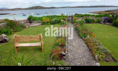 Una vista attraverso il suono di Iona guardando verso la costa di Mull da un giardino sull'Isola di Iona in Scozia Foto Stock