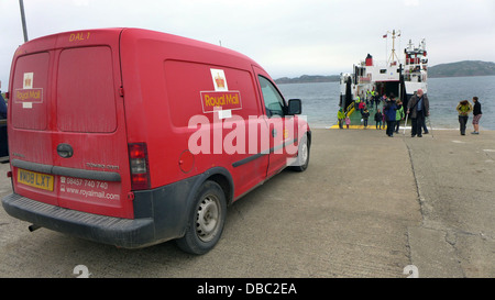 Il Royal Mail van sull isola di Iona in attesa di salire a bordo del traghetto a Mull Scozia Scotland Foto Stock