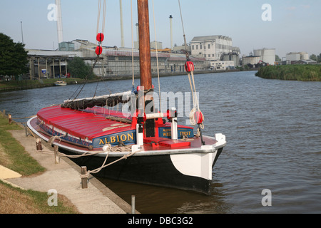 L'Albion tradizionale Broads wherry barca di proprietà di Norfolk Wherry fiducia qui sul fiume y vengono a Cantley, Norfolk, Inghilterra Foto Stock