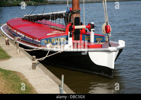 L'Albion tradizionale Broads wherry barca di proprietà di Norfolk Wherry fiducia qui sul fiume y vengono a Cantley, Norfolk, Inghilterra Foto Stock