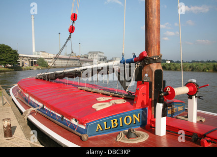 L'Albion tradizionale Broads wherry barca di proprietà di Norfolk Wherry fiducia qui sul fiume y vengono a Cantley, Norfolk, Inghilterra Foto Stock