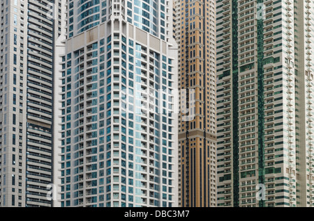 Dettaglio di edifici alti a Dubai Marina, Dubai, Emirati Arabi Uniti Foto Stock