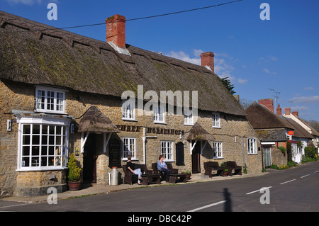 Una vista della strada principale in Burton Bradstock Dorset Regno Unito Foto Stock