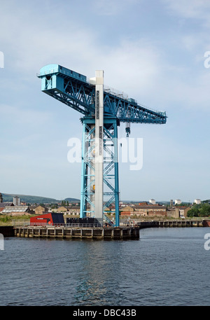 La Titan Crane in Clydebank Scozia sul sito del vecchio John Brown cantiere come si vede dal Fiume Clyde Foto Stock