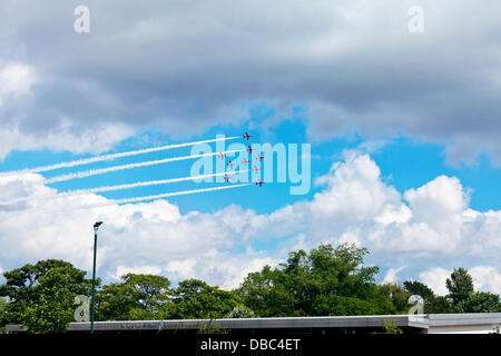 Cleethorpes, Regno Unito. 28 Luglio, 2013. Free Beach Front air show display da frecce rosse team lasciando tracce di fumo sopra la sabbia e la folla a Cleethorpes Festival di volo. Credito: Paul Thompson Live News/Alamy Live News Foto Stock