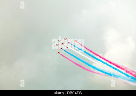 Cleethorpes, Regno Unito. 28 Luglio, 2013. Free Beach Front air show display da frecce rosse team lasciando tracce di fumo sopra la sabbia e la folla a Cleethorpes Festival di volo. Credito: Paul Thompson Live News/Alamy Live News Foto Stock