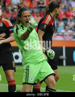 Il portiere Nadine Angerer reagisce dopo il salvataggio di una sanzione girato durante il femminile UEFA EURO 2013 finale di partita di calcio tra la Germania e la Norvegia a degli amici Arena a Solna, Svezia, 28 luglio 2013. Foto: Carmen Jaspersen/dpa +++(c) dpa - Bildfunk+++ Foto Stock