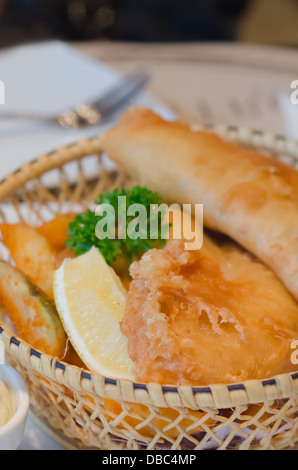 Profondo di pesce fritto e patatine in basket Foto Stock