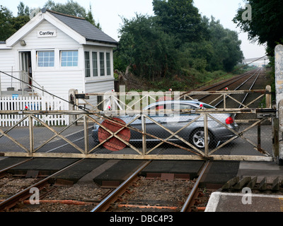 Azionato manualmente il passaggio a livello ferroviario a Cantley, Norfolk, Inghilterra Foto Stock
