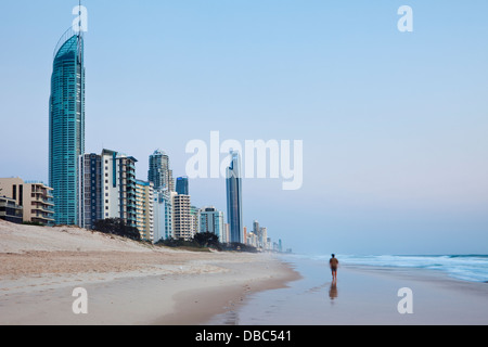 Vista della spiaggia e lo skyline di Surfers Paradise all'alba. La Gold Coast, Queensland, Australia Foto Stock