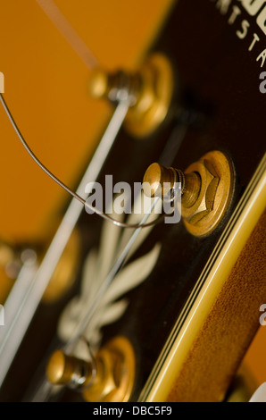 Testa di un semi-acustica chitarra jazz. Ibanez Artstar. Foto Stock