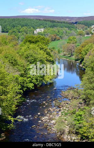 Guardando in giù per il fiume Wharfe & Barden Torre da 'hotel Astrid legno sulla parte del Dales Modo lunga distanza sentiero Wharfedale Foto Stock