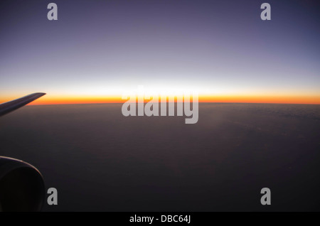 Veiw del tramonto dalla finestra di aeroplano Foto Stock