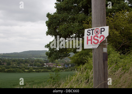 La rottura di una HS2 protesta segno attaccato ad un palo del telegrafo in Wendover, Buckinghamshire. La vista si affaccia verso Wendover boschi. Foto Stock