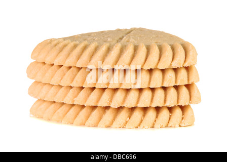 Stack di quattro pezzi di pasta frolla su sfondo bianco Foto Stock