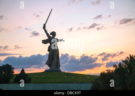 "La patria chiamate!' monumento a Volgograd, Russia. La monumentale memorial è stato costruito tra il 1959 e il 1967. Foto Stock